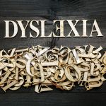 28065585-palabra-dislexia-con-letras-de-madera-sobre-fondo-oscuro
